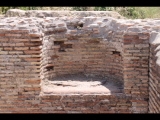 08605 ostia - regio v - insula ix - mitreo di felicissimus (v,ix,1) - nische in der suedwestecke - 06-2024.jpg